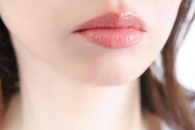 自然な色味で若々しい口元を